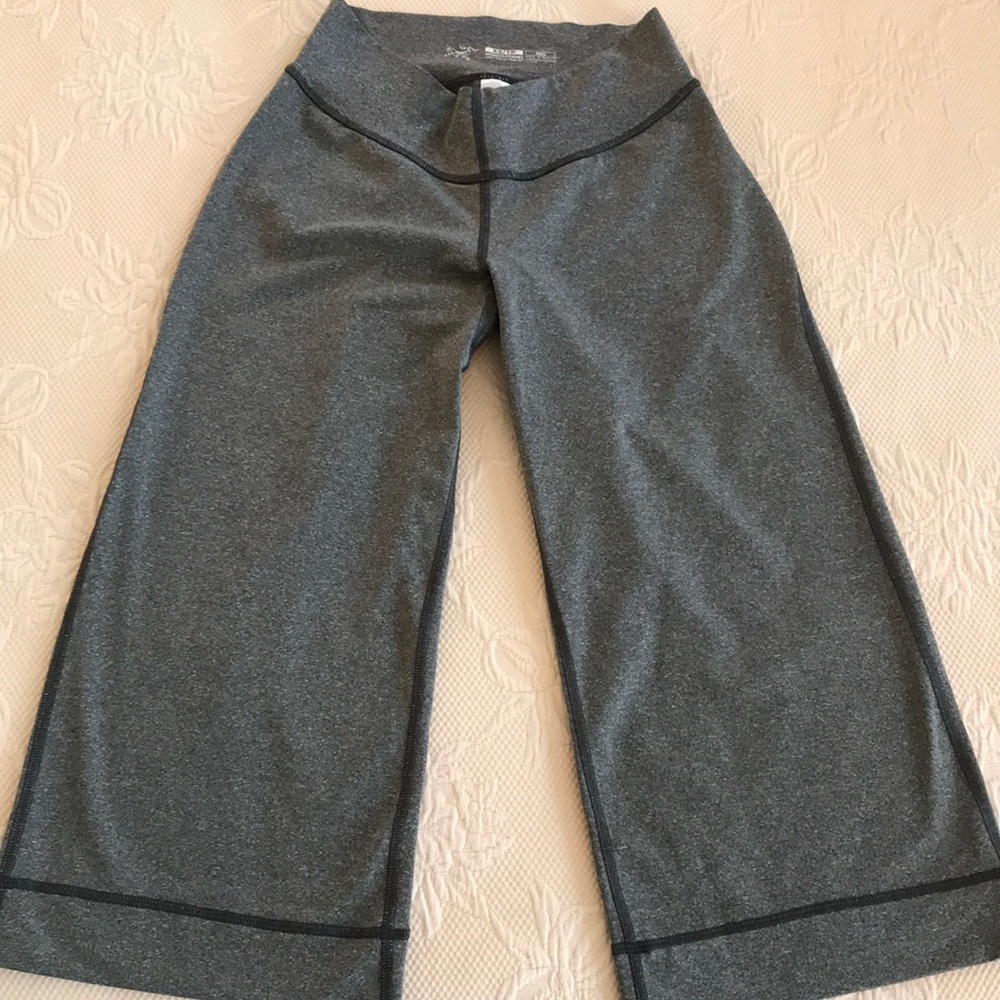 Grey exercise pants-like new!